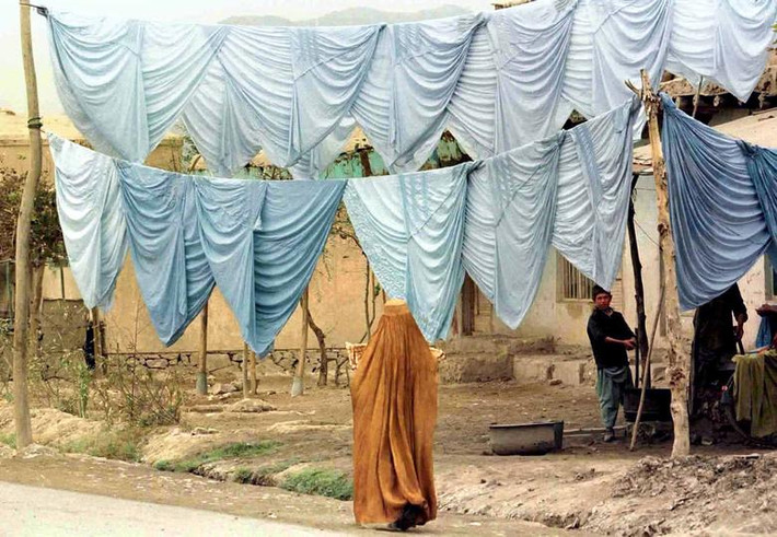 Phụ nữ buộc phải mặc burqa ở nơi công cộng.