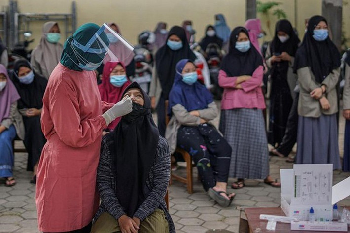 Bộ trưởng Y tế Budi Gunadi Sadikin cho hay tuần này xuất hiện dấu hiệu cho thấy làn sóng COVID-19 thứ hai ở Indonesia đã lên tới đỉnh, đặc biệt tại nhiều khu vực trên đảo Java đông dân. Ảnh: Reuters.