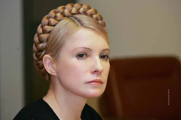 Yulia Tymoshenko, sinh năm 1960, là một trong những Thủ tướng nổi tiếng nhất của Ukraine. Xinh đẹp, duyên dáng và quyết đoán, cựu Thủ tướng Ukraine Yulia Tymoshenko từng được đánh giá là một trong những nữ chính khách nổi bật nhất.