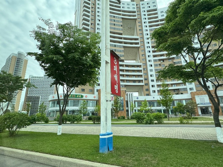 Tại khu phố hiện đại này, bạn cũng sẽ tìm thấy nhà máy Taedonggang cũ.
