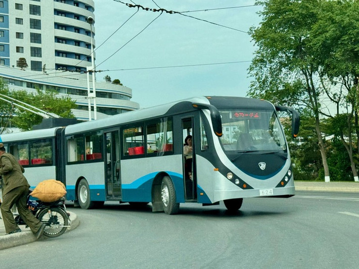Cùng với tàu điện ngầm và mạng lưới xe điện, xe buýt điện là phương tiện giao thông chính ở thủ đô Triều Tiên.