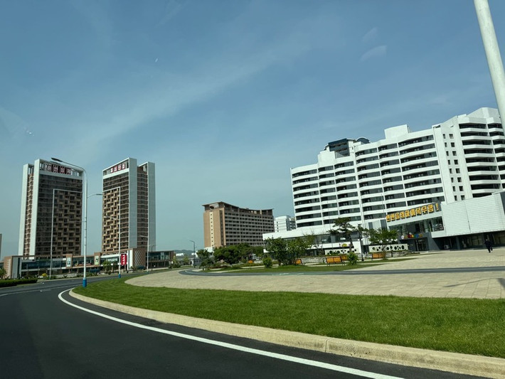 Theo Koryo Tours, có vẻ như quận này được xây dựng theo 3 giai đoạn, với giai đoạn 2 đã hoàn thành.
