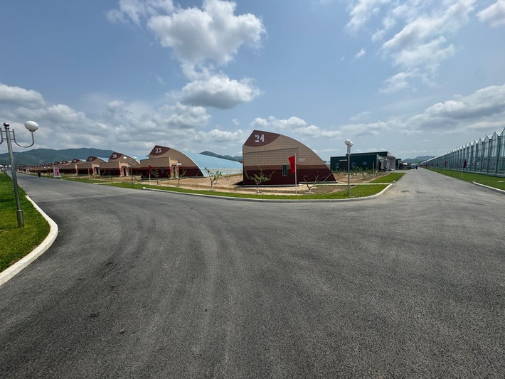 Trang trại nhà kính Kangdong là trang trại hiện đại thứ ba được xây dựng ở Triều Tiên trong những năm gần đây để trồng nhiều loại cây khác nhau.