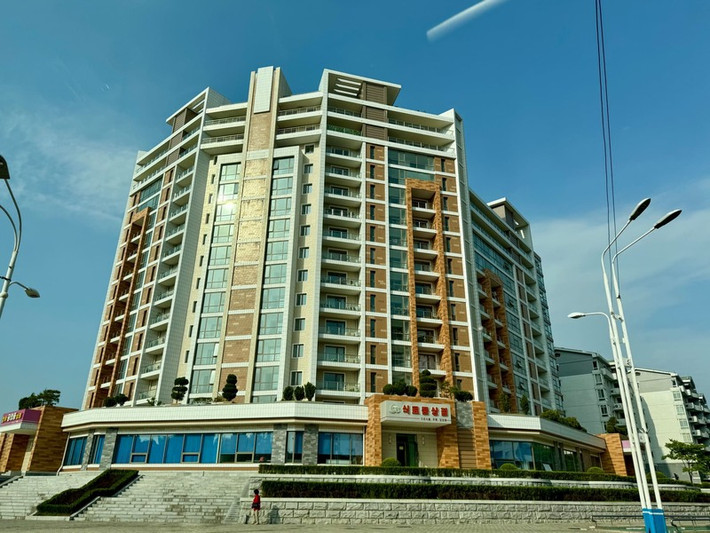 Những ngôi nhà mới trên phố Yongung. Chúng có tầm nhìn tuyệt đẹp ra sông Pottongang.