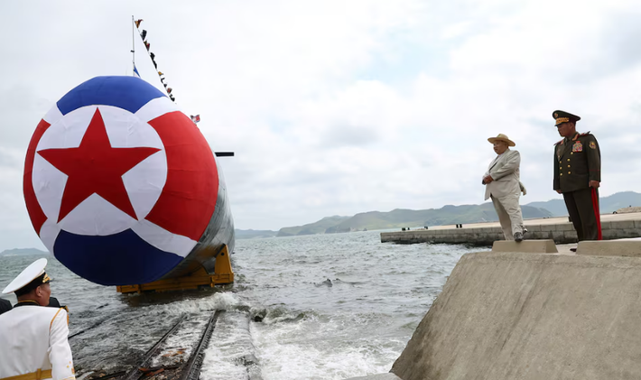 Nhà lãnh đạo Triều Tiên Kim Jong Un tham dự buổi lễ hạ thủy tàu ngầm tấn công hạt nhân chiến thuật mới của Triều Tiên. Bức ảnh được công bố ngày 8/9/2023. (Nguồn ảnh: Reuters/KCNA)