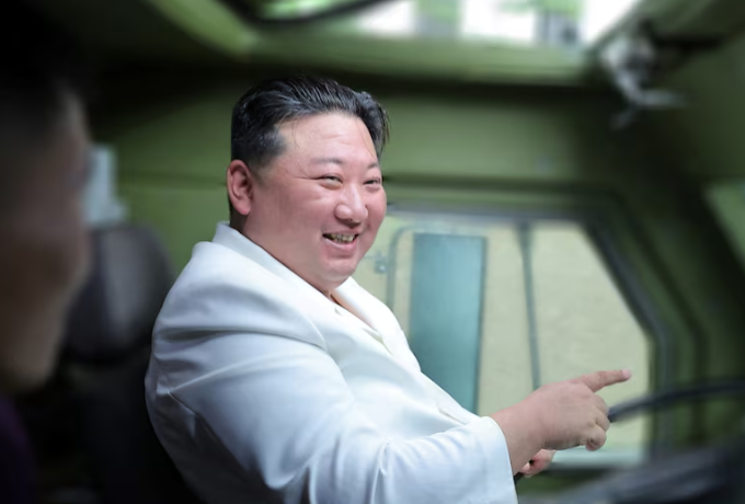Nhà lãnh đạo Triều Tiên Kim Jong Un cười tươi khi thăm một nhà máy quân sự quan trọng. Bức ảnh được công bố ngày 14/8/2023.