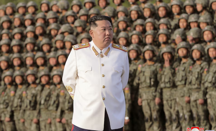 Ông Kim Jong Un dự lễ duyệt binh kỷ niệm 90 năm ngày thành lập Quân đội Nhân dân Triều Tiên.