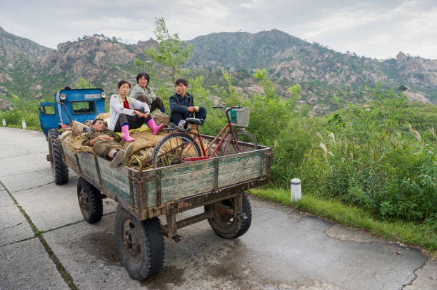 Mọi người ngồi trên một chiếc xe chở nông sản ở vùng nông thôn ngoại ô thành phố Hamhung, tỉnh Hamgyong Nam, ngày 16/9/2011.