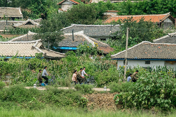 Mọi người đạp xe trong một ngôi làng nông thôn ngày 24/8/2015.