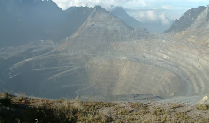 3. Grasberg không chỉ là một trong những mỏ vàng lớn nhất thế giới mà còn là mỏ đồng. Mỏ nằm ở Mimika Regency, Trung Papua, Indonesia. Được phát hiện vào năm 1937, Grasberg sản xuất khoảng 1,37 triệu ounce vàng mỗi năm, chiếm khoảng 1,2% lượng vàng của thế giới.