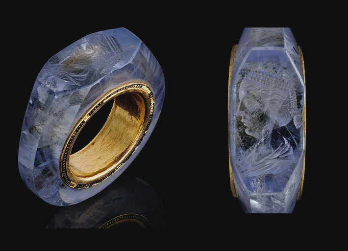 Chiếc nhẫn được chạm khắc từ một viên đá sapphire hololith duy nhất, có thể là vào thời Trung cổ. Nó có thể thuộc về Hoàng đế La Mã Caligula, với hình khắc đại diện cho vợ của Caligula là Caesonia.