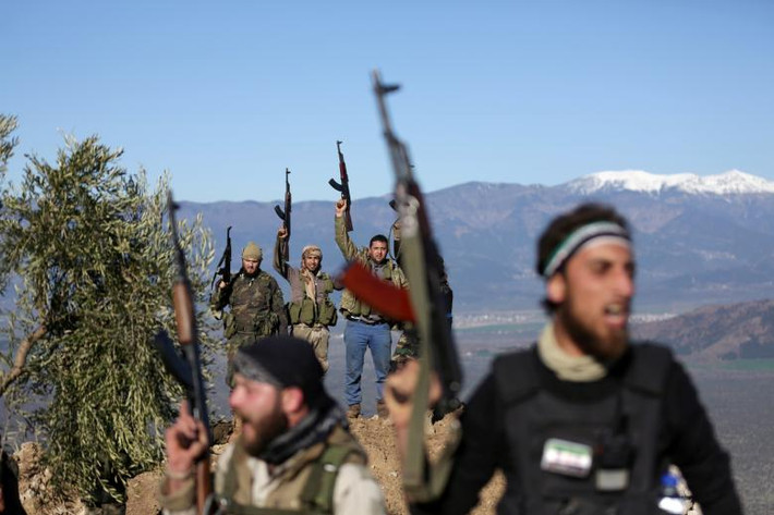 Các chiến binh FSA giơ cao vũ khí gần thành phố Afrin ngày 19/2.
