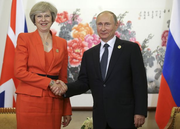 Tổng thống Putin bắt tay Thủ tướng Anh Theresa May năm 2016.