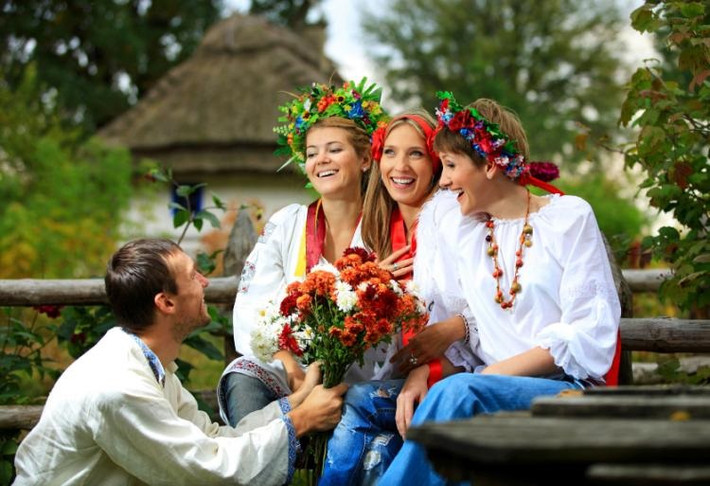 Có những quốc gia kỷ niệm ngày 8/3 theo cách giống với Ngày của Mẹ. Đàn ông sẽ thể hiện tình cảm của họ đối với những người phụ nữ mà họ yêu quý bằng cách tặng hoa, quà,… Ảnh: Stockphoto.