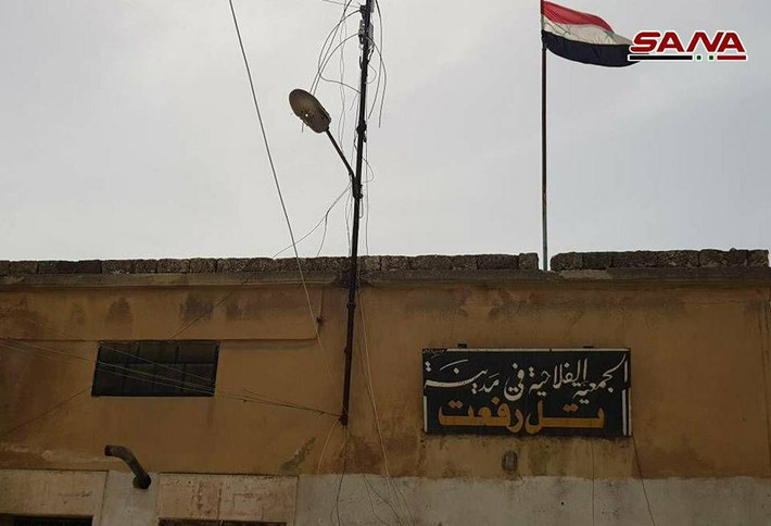 Theo Al Masdar News, Quân đội Syria đã cắm cờ của nước này trên khắp thị trấn Tal Rifaat, bác bỏ thông tin cho rằng Quân đội Thổ Nhĩ Kỳ đã tiến vào thị trấn Tal Rifaat. Ảnh: AMN/SANA.