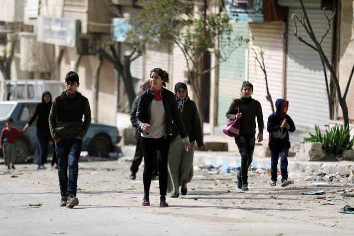 Người dân đi bộ trên đường phố Afrin sau khi lực lượng Thổ Nhĩ Kỳ được triển khai tới khu vực này. Ảnh: Reuters.