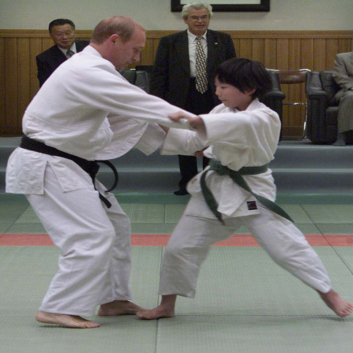 Nhà lãnh đạo Nga đấu võ judo với bé gái Natsumi Gomi, 10 tuổi, trong chuyến thăm thủ đô Tokyo, Nhật Bản, ngày 5/9/2000.