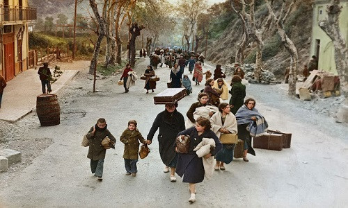 Rất nhiều người dân mang theo đồ đạc rời khỏi thủ đô Paris, Pháp, năm 1940 trong thời kỳ Thế chiến II.
