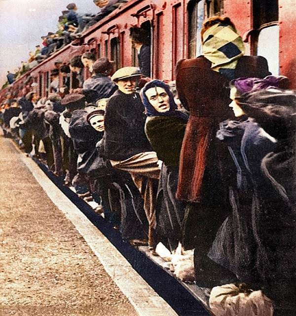 Người tị nạn chen chúc trên một chuyến tàu vào khoảng năm 1944-1945.