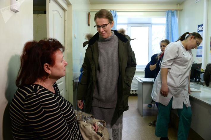 Bà Ksenia Sobchak thăm một bệnh viện ở Berdsk.