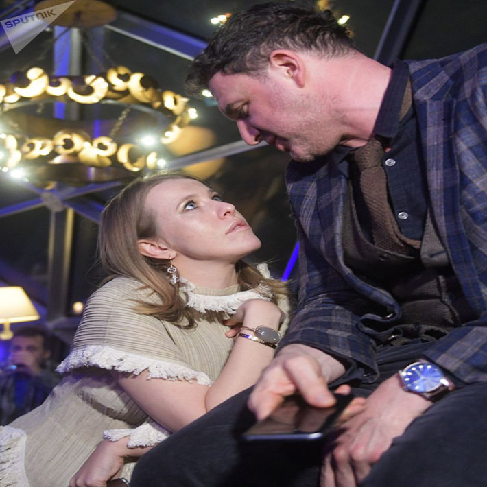 Vợ chồng bà Ksenia Sobchak dự buổi lễ ra mắt Samsung Galaxy S8 tại Ritz Carlton ở thủ đô Moscow.