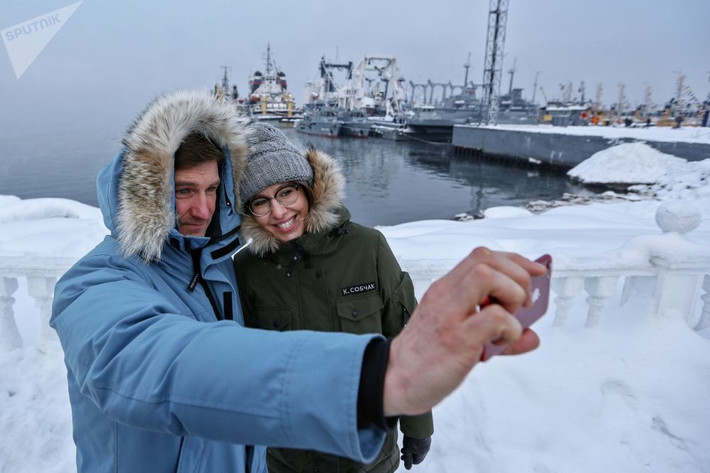 Ksenia Sobchak chụp ảnh với một nhân viên trong đội ngũ vận động tranh cử của bà trong chuyến thăm Severomorsk.