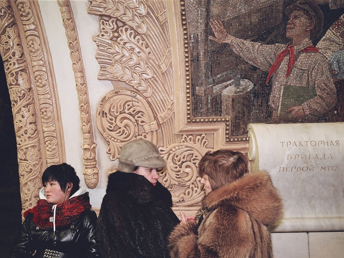 Nhiều nhà ga thuộc hệ thống tàu điện ngầm Moscow có lối đi rộng lớn và được trang trí kỳ công.