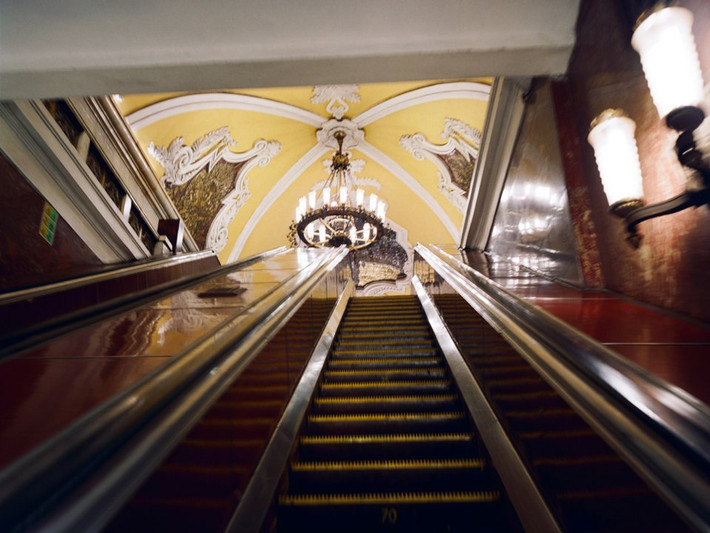 Thang cuốn bên trong ga tàu điện ngầm Moscow.