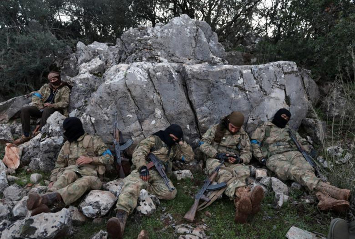 Các tay súng FSA nằm nghỉ gần thành phố Afrin ngày 19/2.