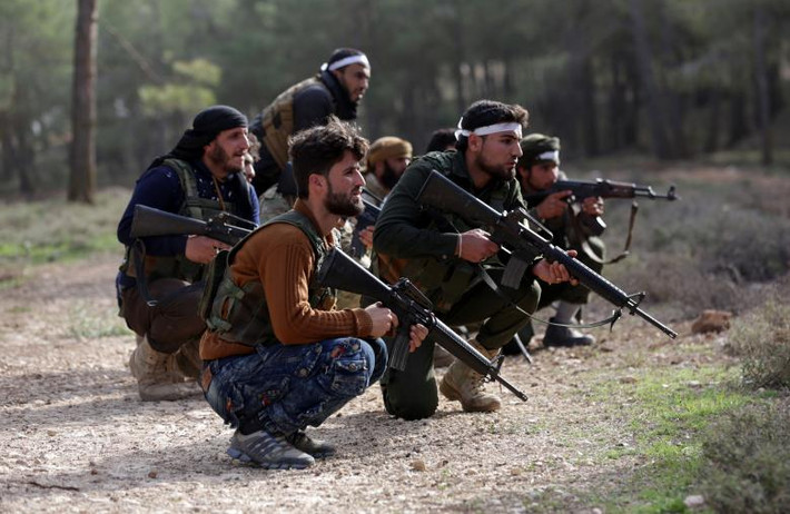 Các tay súng FSA cầm vũ khí chiến đấu khi tiến về phía bắc Afrin hôm 6/3.