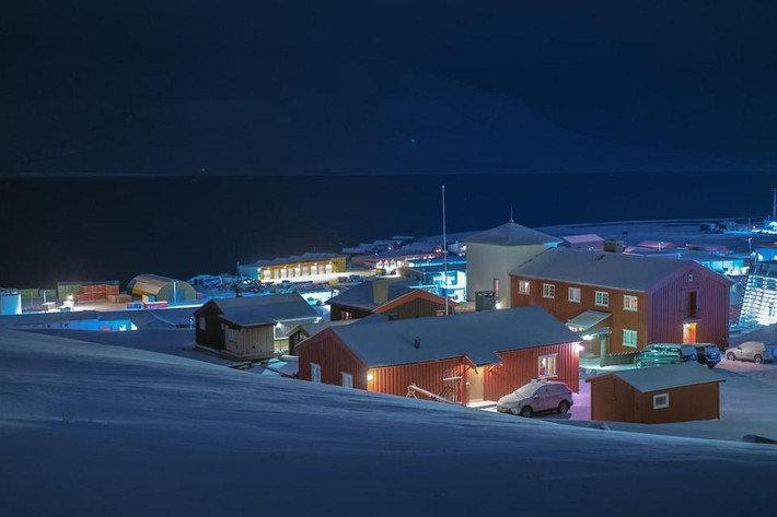 Người dân trong thị trấn nhỏ Longyearbyen tận hưởng cuộc sống yên bình dường như “cắt đứt” mối liên hệ với thế giới bên ngoài.