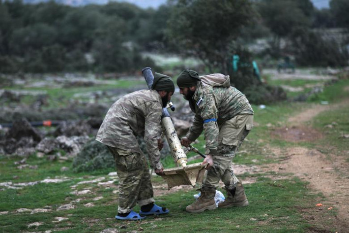Lực lượng FSA chuẩn bị vũ khí ở ngoại ô Afrin ngày 17/2.