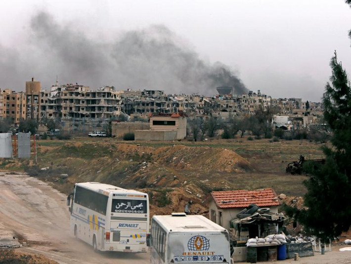 Theo Al Masdar News, thị trấn Harasta ở Đông Ghouta hiện nằm dưới quyền kiểm soát hoàn toàn của Quân đội Syria. Một phóng viên chiến trường cho biết, những tay súng phiến quân cuối cùng đã lên 10 chiếc xe buýt để rời khỏi thị trấn này vào đêm 23/3. (Nguồn ảnh: Reuters).