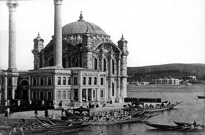 Nhà thờ Hồi giáo Ortakoy ở Istanbul, Thổ Nhĩ Kỳ.