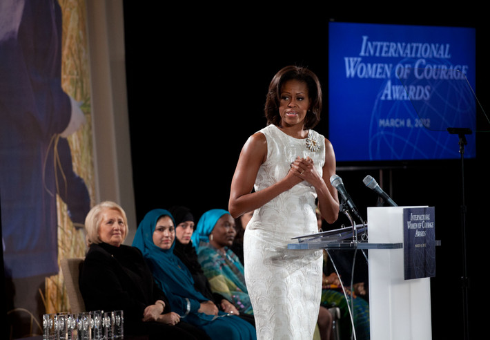 Trước đó vào năm 2012, Đệ nhất phu nhân Mỹ khi đó là bà Michelle Obama đã chủ trì buổi lễ vinh danh “Phụ nữ can đảm” nhân dịp kỷ niệm ngày Quốc tế phụ nữ 8/3. Ảnh: Nhà Trắng.