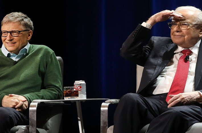 Năm 2014, tỷ phú Gates và Buffett cùng với Sheldon Adelson đã xuất bản một bài báo ủng hộ cải cách nhập cư.