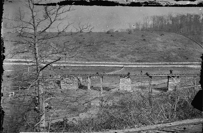 Một cây cầu ở Hanover Junction, bang Pennsylvania, bị quân Liên minh miền Nam đốt cháy trước trận đánh Gettysburg.