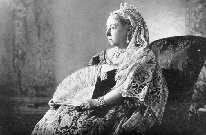 Khuôn mặt của Nữ hoàng Victoria xuất hiện trên con tem đầu tiên, Penny Black (Đồng xu đen). Con tem này được phát hành ở Anh vào ngày 1/5/1840.