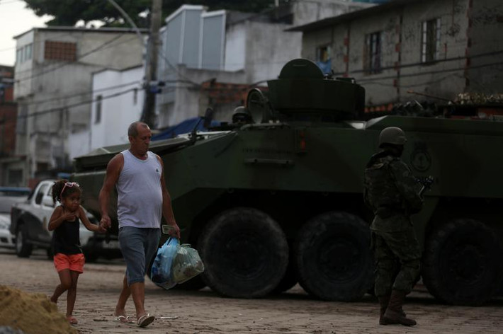 Xe quân sự của quân đội Brazil trên đường phố Rio de Janeiro.