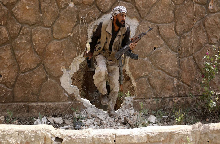“Lý do khiến lực lượng chính phủ Damascus do dự khi tiến vào Douma là bởi vì có nhiều tù binh hiện vẫn bị giam giữ trong nhà tù của nhóm phiến quân Jaysh Al-Islam”, nguồn tin cho hay. Ảnh: AMN.