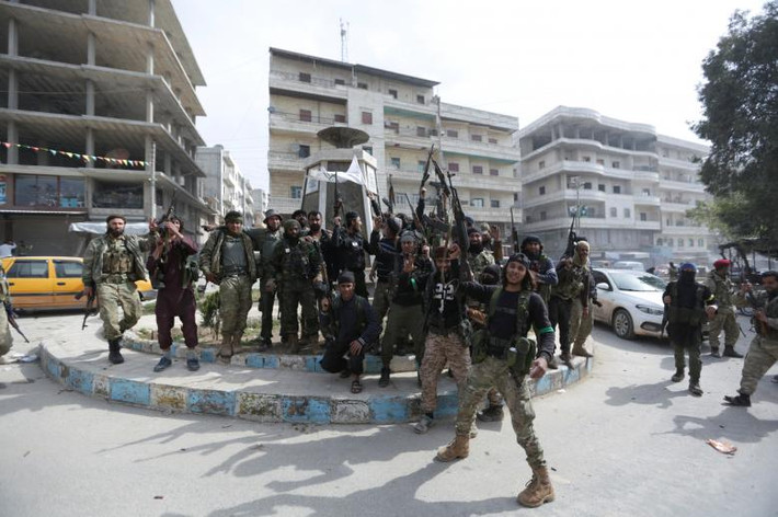 Lực lượng FSA ăn mừng chiến thắng tại thành phố Afrin sau khi chiếm quyền kiểm soát thành phố này. Ảnh: Reuters.
