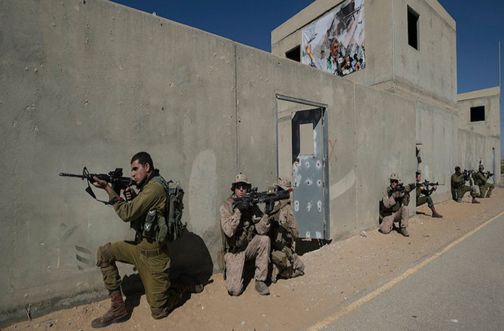 Lính thủy đánh bộ Mỹ và một binh sĩ Israel trong buổi tập tại căn cứ Mala, miền Nam Israel, ngày 12/3/2018.