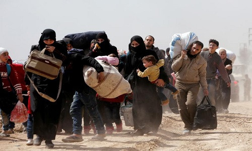 Theo RT dẫn nguồn tin cho hay, hơn 7.000 dân thường đã rời khỏi các thị trấn ở Đông Ghouta vào sáng ngày 17/3. Ảnh: Người dân tháo chạy khỏi thị trấn Hammouriyeh do quân nổi dậy kiểm soát ở Đông Ghouta, Syria. Ảnh: Reuters.