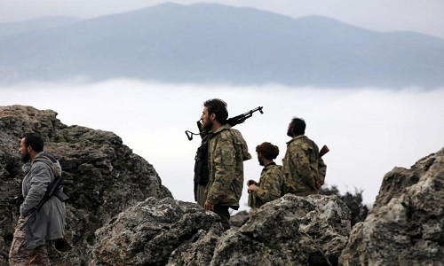 Các tay súng FSA đứng quan sát tại “chảo lửa” Afrin hôm 2/3.