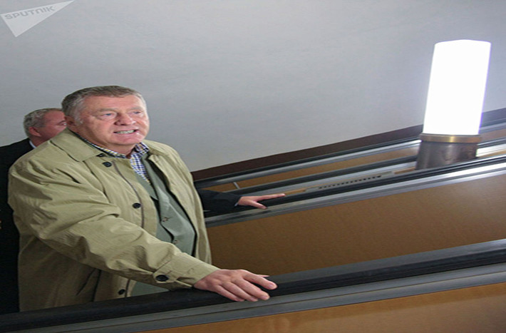 Ông Vladimir Zhirinovsky đi tàu điện ngầm trở về nhà sau một ngày làm việc tại Quốc hội.