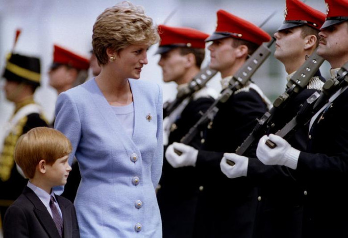 Harry đi cạnh mẹ, Công nương Diana, duyệt đội danh dự tháng 7/1993.
