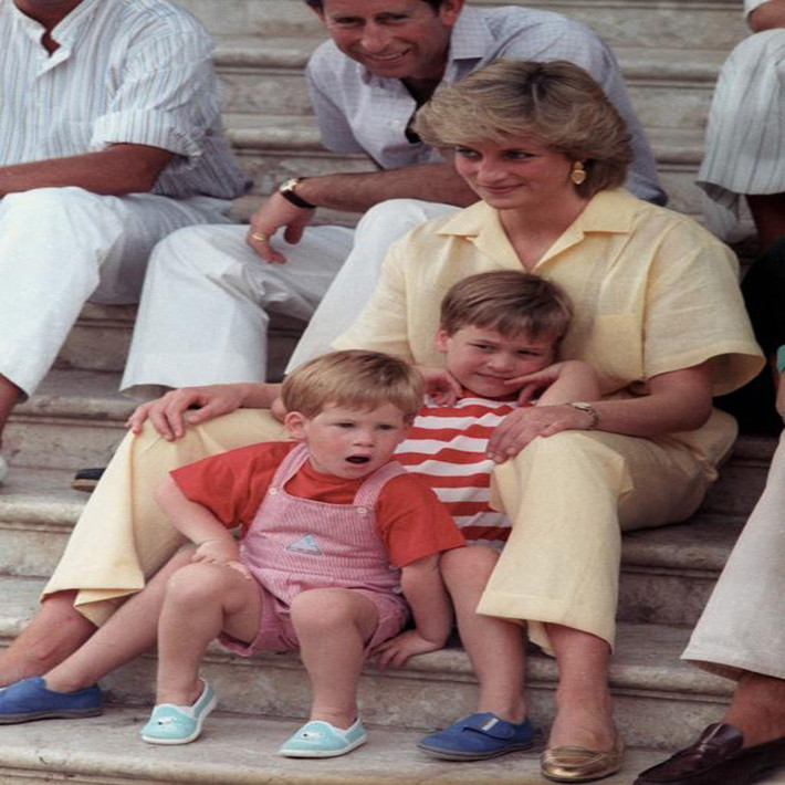 Hoàng tử Harry lúc ba tuổi ngồi cùng mẹ, Công nương Diana, và anh trai, Hoàng tử William (6 tuổi), tại Palma de Mallorca, Tây Ban Nha, hồi tháng 8/1987.