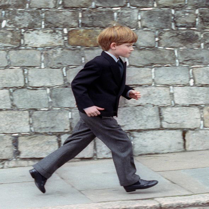 Hoàng tử Harry chạy về phía mẹ và anh trai, Hoàng tử William, sau khi dự buổi lễ trong Lâu đài Windsor tháng 4/1992.