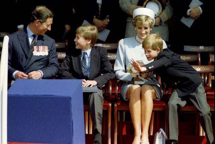 Thái tử Charles, Hoàng tử William, Công nương Diana và Hoàng tử Harry dự buổi lễ kỷ niệm năm 50 năm Ngày Chiến thắng tại Công viên Hyde hồi tháng 5/1995.