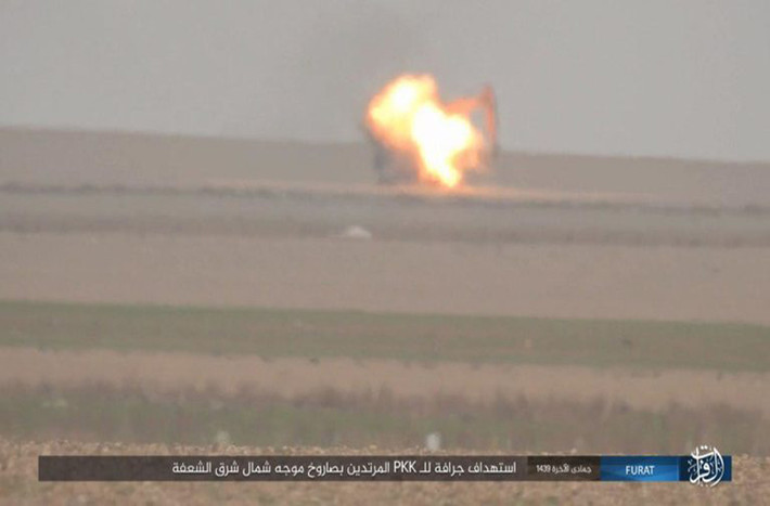Trong diễn biến khác trên chiến trường Syria, tại tỉnh Deir Ezzor, ngày 28/2, phiến quân IS đã mở cuộc tấn công dữ dội nhằm vào nhiều căn cứ của Lực lượng Dân chủ Syria (SDF) do Mỹ hậu thuẫn ở phía đông bắc ngôi làng al-Shaafah, Đông Nam Deir Ezzor. Ảnh: SF.